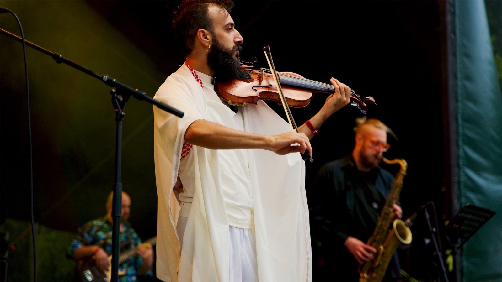 Close up, with the saxophonist behind