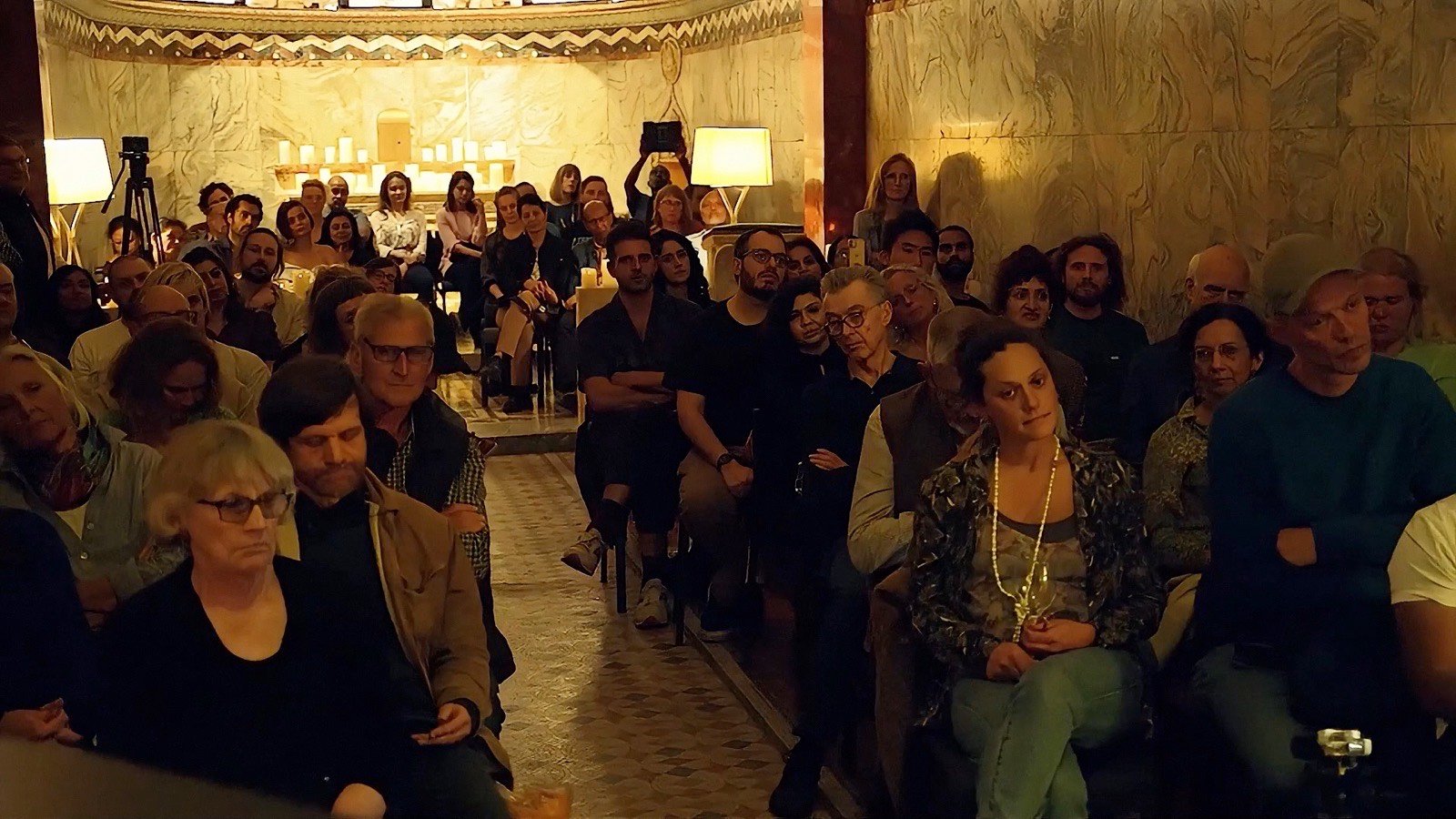 The audience under the arches