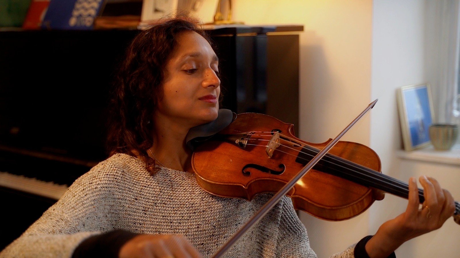 The violin in the lamplight