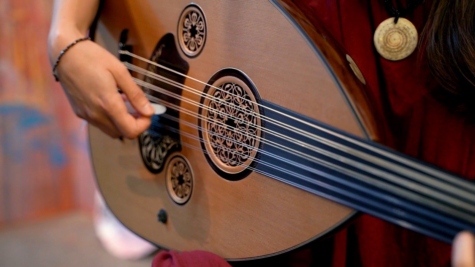 Fingers on the oud strings